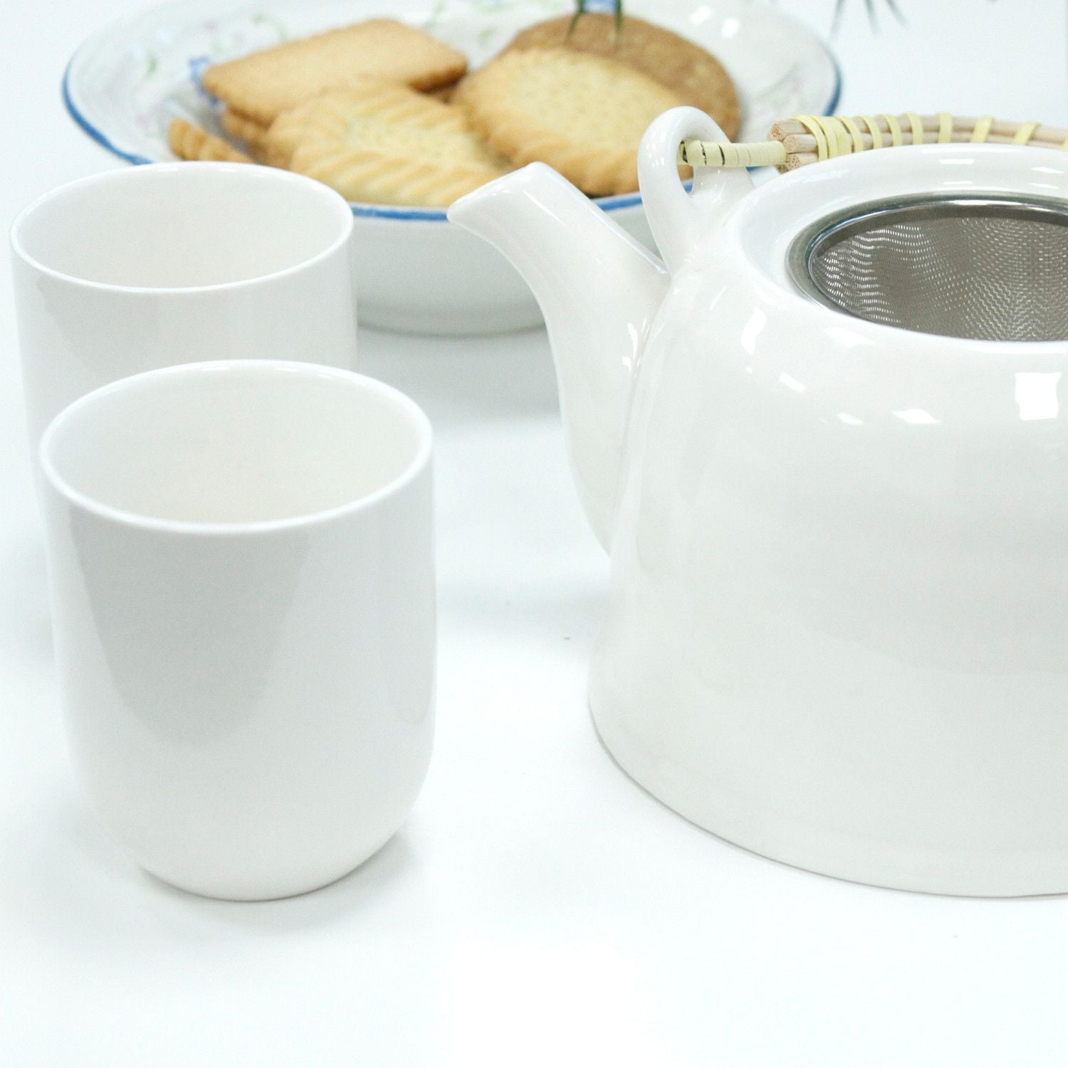 The Classic White Ceramic Teapot Set | 650ml & Six Cups